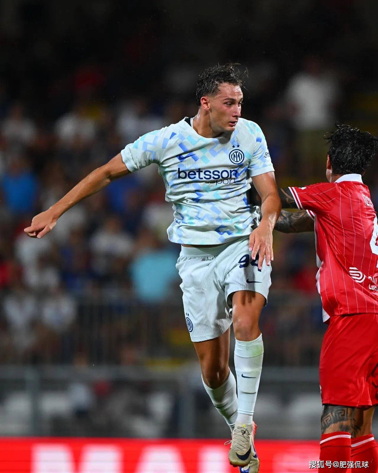 包含国米精英中场受伤，球队被迫调整战术的词条