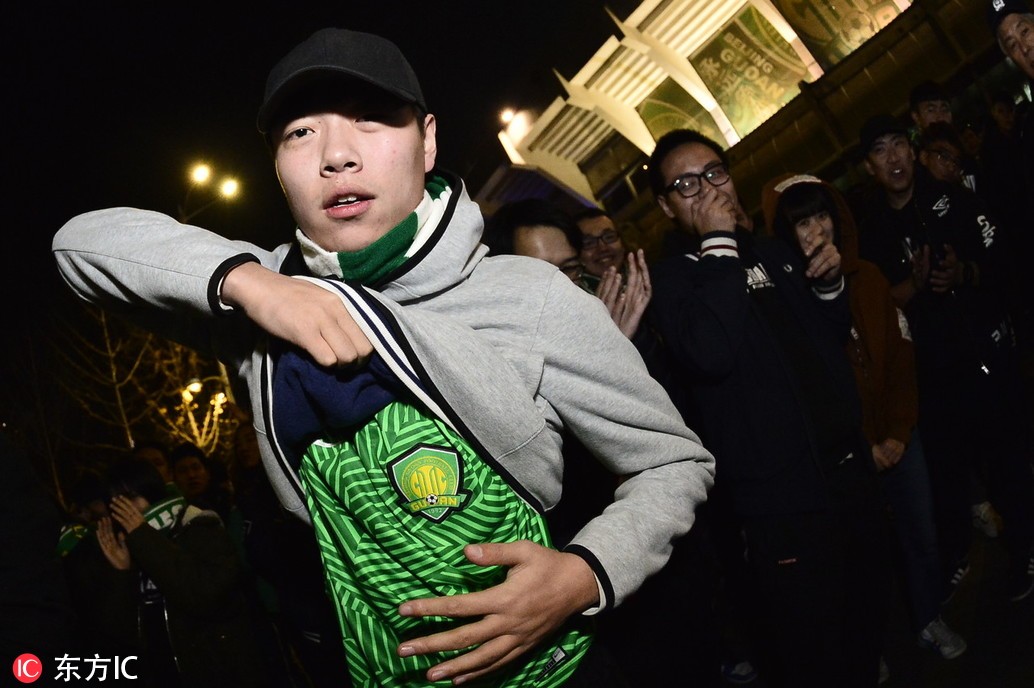 中国米兰体育-包含沙尔克04球迷疯狂呐喊支持球队，为胜利加油的词条