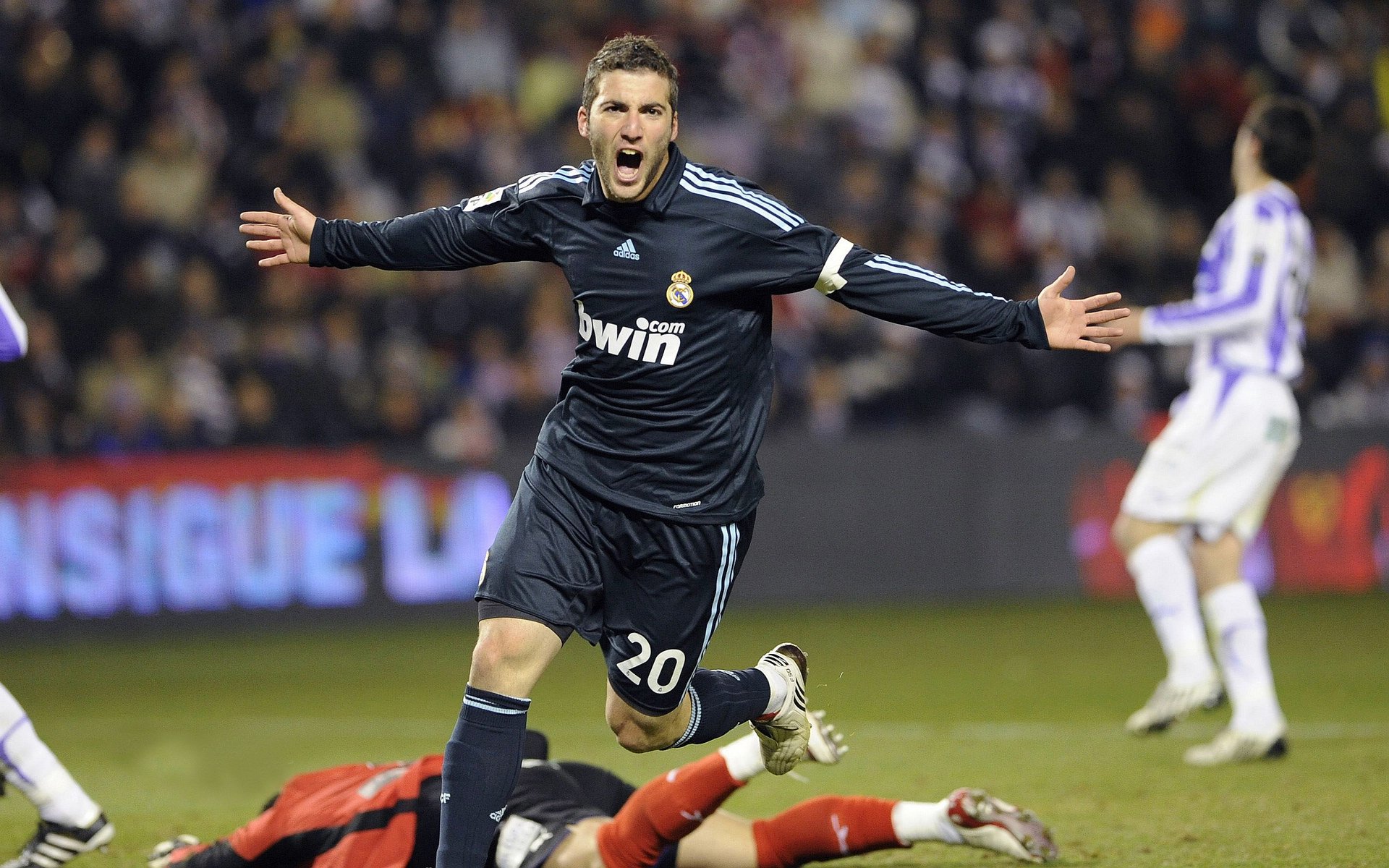 米兰百家乐-当曼城蓝遇见加勒比红，皮克里程碑之夜，足球宇宙的奇妙交汇