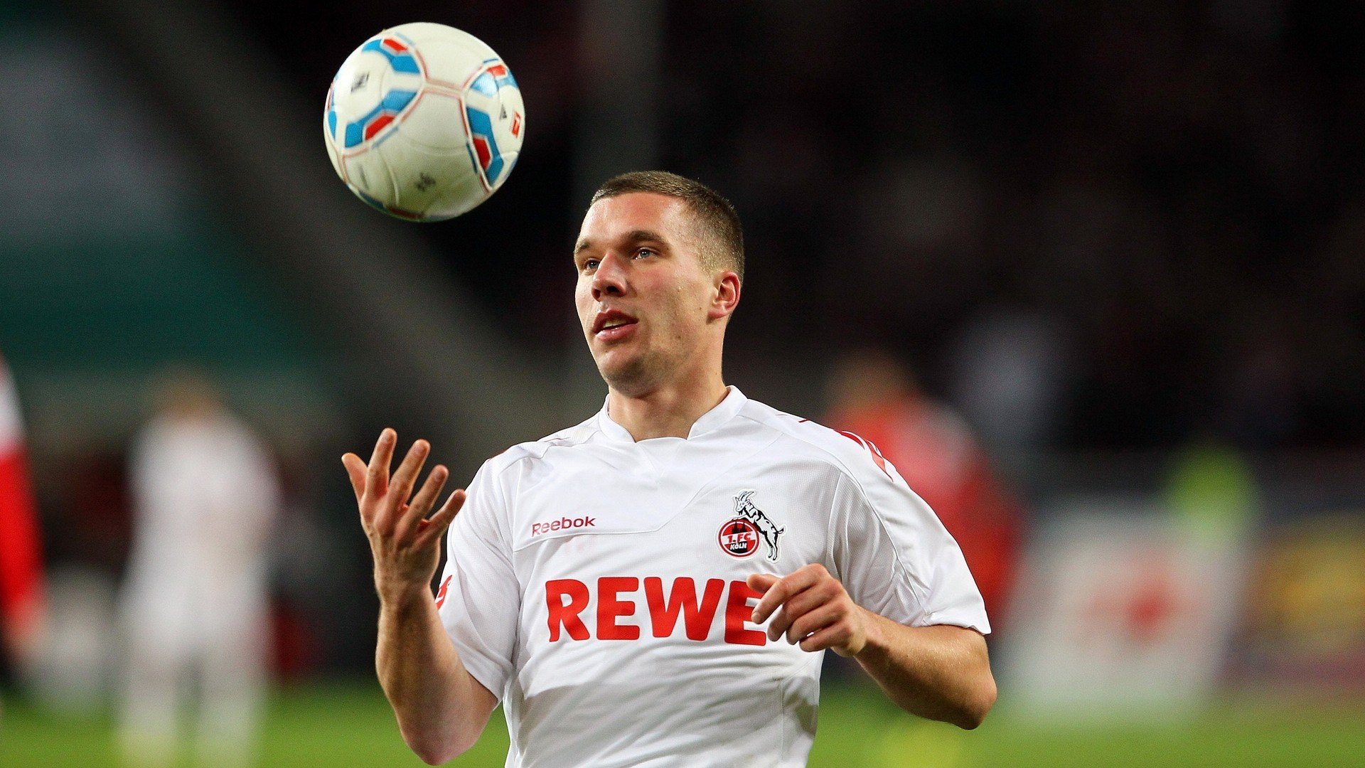 赛道与球场，制胜之夜的双重奏